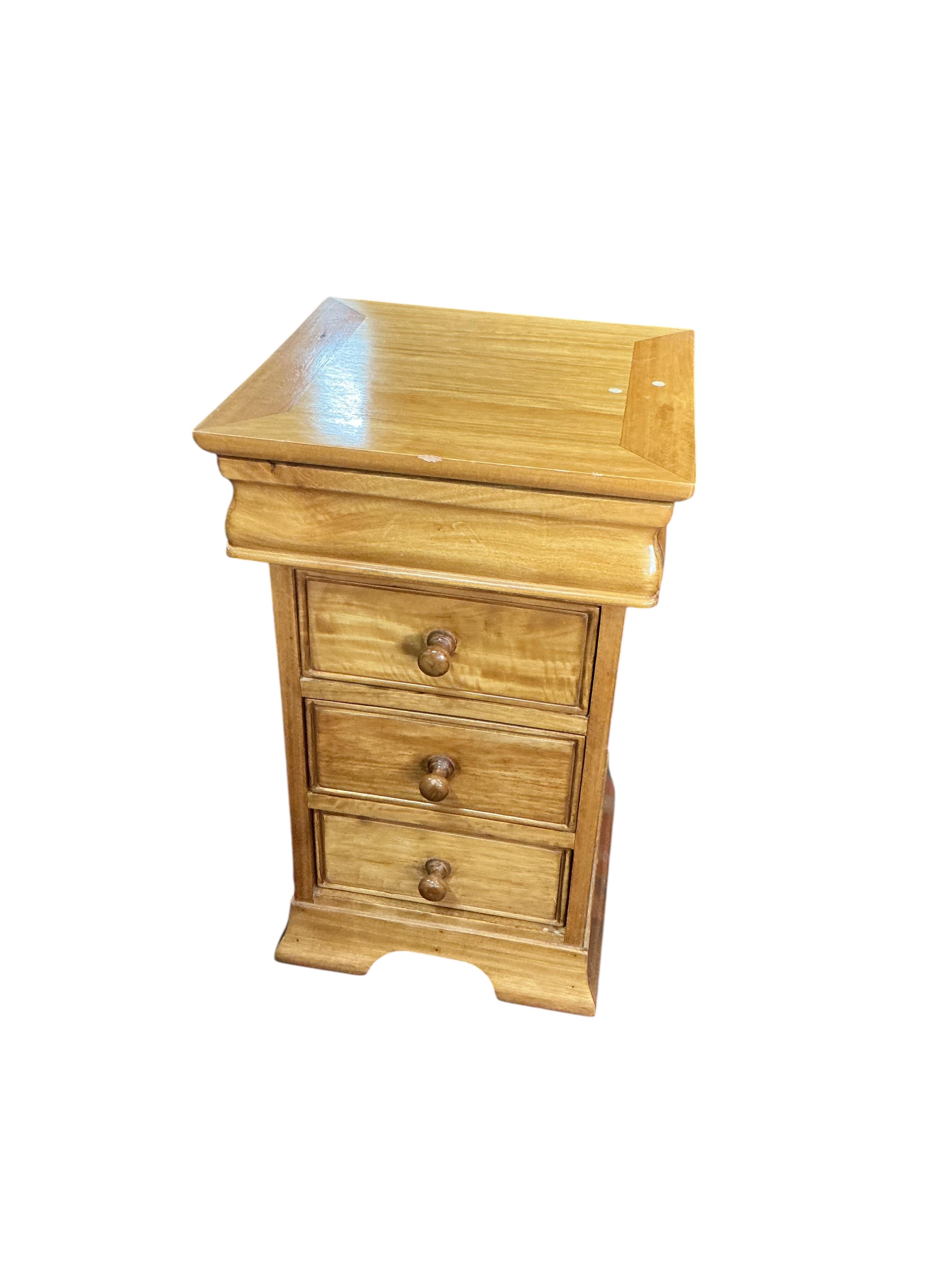A pair of reproduction pale mahogany bedside chests, width 40cm, depth 39cm, height 65cm
